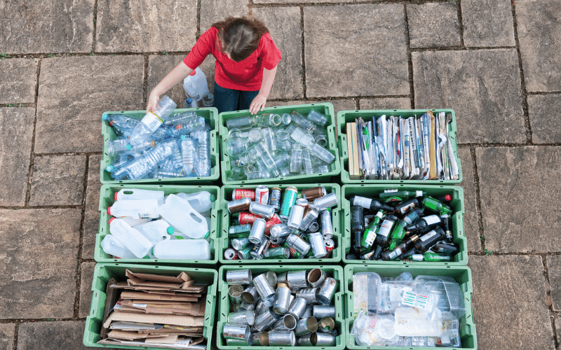 Dlaczego recykling to tylko część rozwiązania? Jaką alternatywę proponuje nasza platforma BoxOfHope.pl